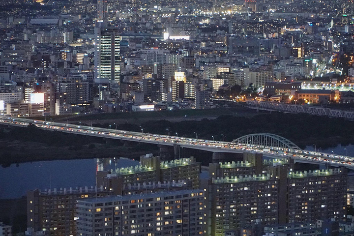 来梅田蓝天大厦 看大阪最美夜景 到了夜间 灯火逐渐通明起来 之前也上过东京的六本木顶层观赏东京夜景 梅田蓝天大厦 评论 去哪儿攻略