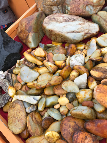"河边捡石头和逛玉石交易市场，是今天的主要游玩项目……。风很大，很冷！ 而且沙土漫天飞舞…_玉龙喀什河"的评论图片