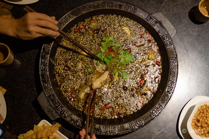 "老板娘模样的女士走过来十分亲切地碰一下同行小伙子的肩膀：“味道怎么样，好吃吗_大院河·仙鱼莊(九眼桥店)"的评论图片