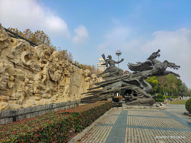 建有一個以大禹神話故事為背景藍圖構建的主題公園. 漢陽江灘留影