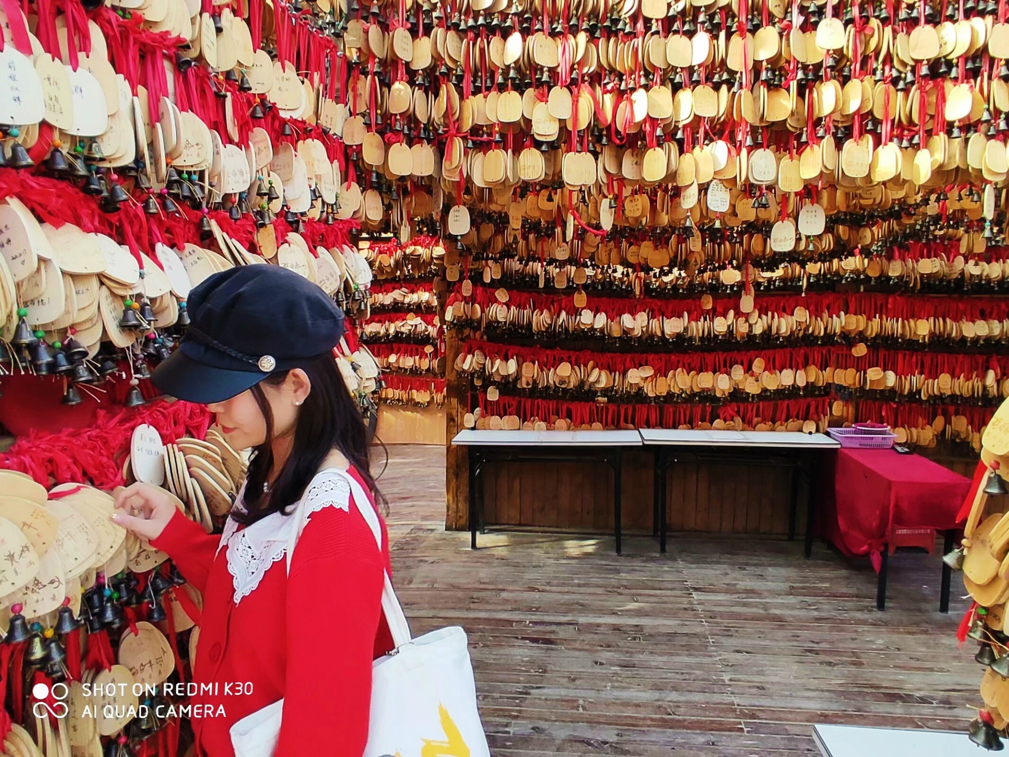 蓝月谷景区有4个湖区,景区很大,需要乘坐电瓶车游玩.