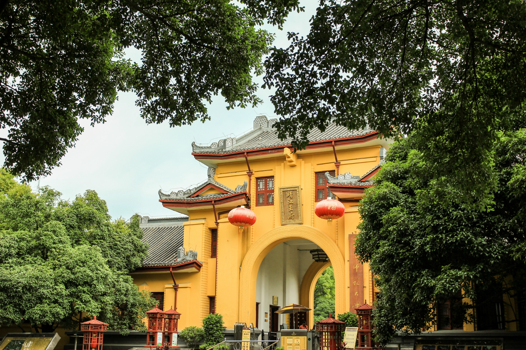 独秀峰靖江王府是桂林重要的历史文化景点之一，具有一定的历史意义|靖江王府|独秀峰|桂林_新浪新闻