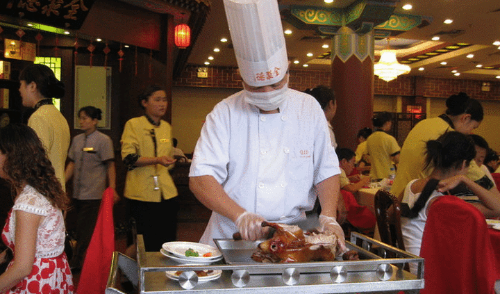 "...烤鸭的质量，依然是到你面前现片，趁热吃的烤鸭还是很好吃 鸭都是现场制作的，特别好吃，环境也不错_北京全聚德(王府井店)"的评论图片