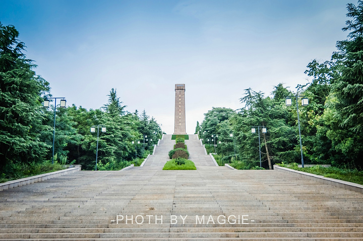 "与它一路之隔的苏南抗战胜利纪念碑，素有“碑前放鞭炮，空中响军号”的一绝之称_苏南抗战胜利纪念碑"的评论图片