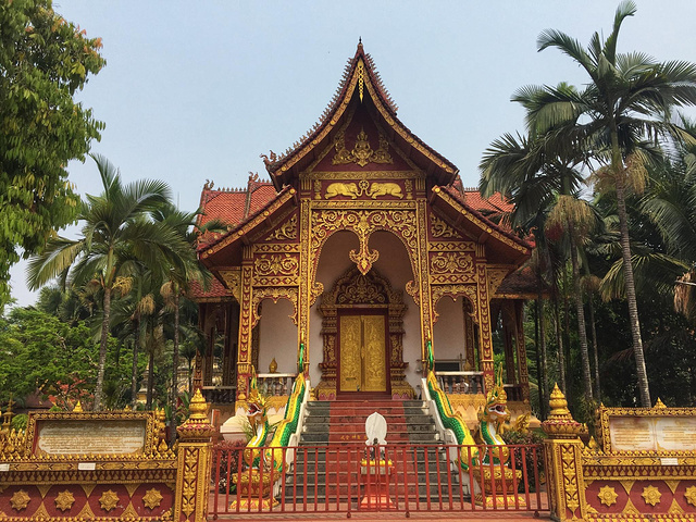 "金碧辉煌、肃穆庄严，风格与泰国寺庙相似，有时有种置身于泰国的错觉_西双版纳总佛寺"的评论图片