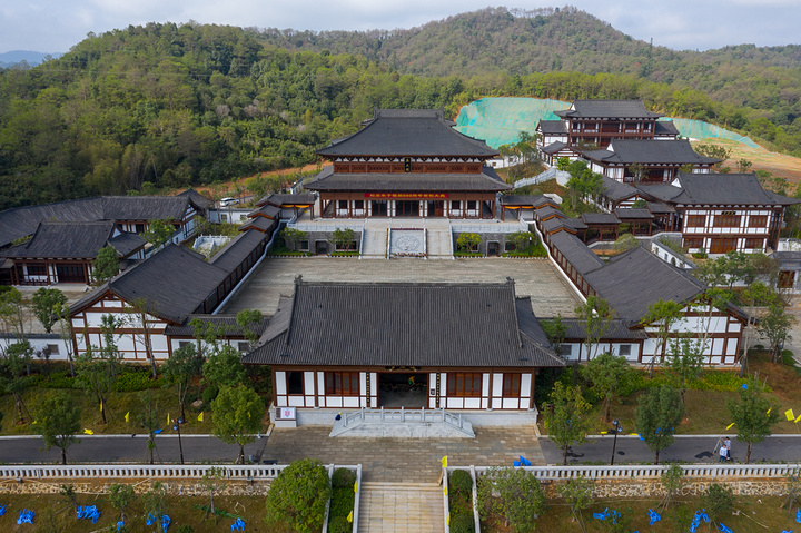 "...考亭书院，背靠青山，三面环水，景色不错，有学堂、食堂、宿舍和操场，居然还有一个跑马场，也是酷了_考亭书院"的评论图片