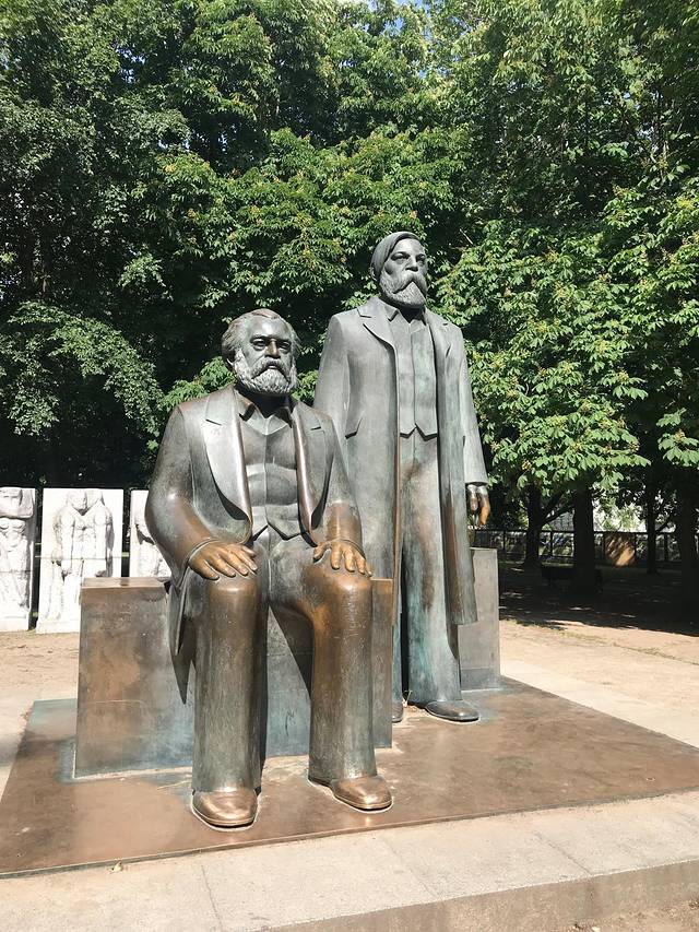 马克思-恩格斯广场