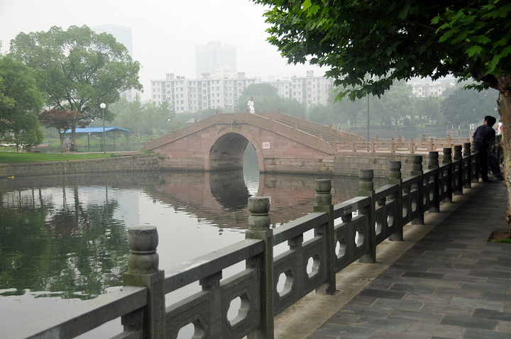 "...是是民族特色的园林，亭台小桥也是中国传统的形制，而且保留着几处古建筑，非常符合中国人的审美情趣_月湖公园"的评论图片