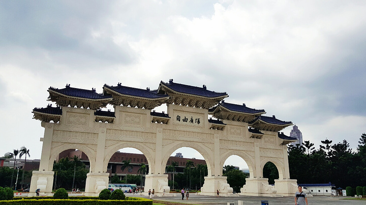 "中正纪念堂位于台北市中心，以中式庭园为主要设计，窗棱古典而幽雅，建筑则以蓝、白二色搭配相和，有..._中正纪念堂"的评论图片