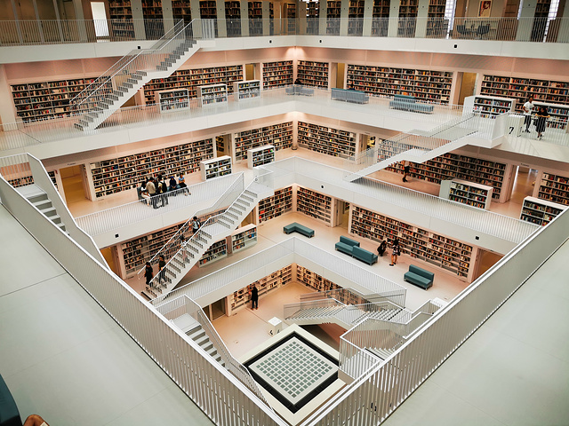 "第二站是世界十大最美图书馆之一的斯图加特市图书馆，从外面看是平平无奇，一进门也没啥异样，到了最..._斯图加特市立图书馆"的评论图片