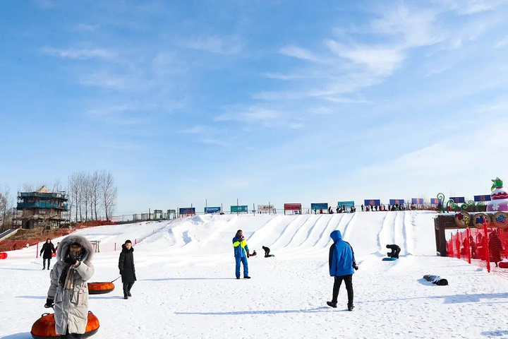 "这里有雪圈、雪板、雪地摩托、冰车、冰上自行车、冰上龙舟等丰富多彩的娱乐项目，来感受冬天的乐趣吧_关东葫芦古镇"的评论图片