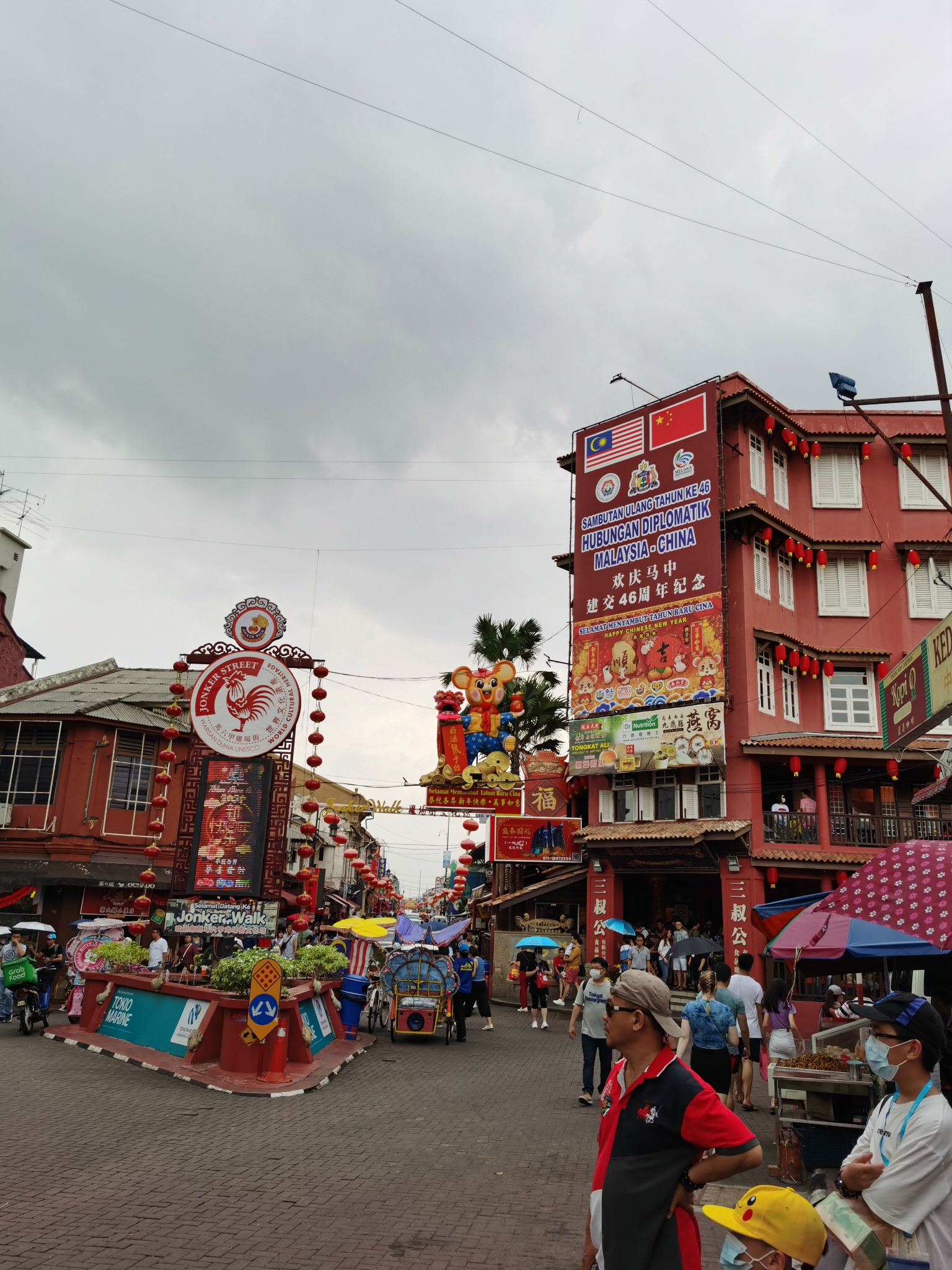 22鸡场街购物 鸡场街上有好几家古城鸡粒饭 去哪儿攻略