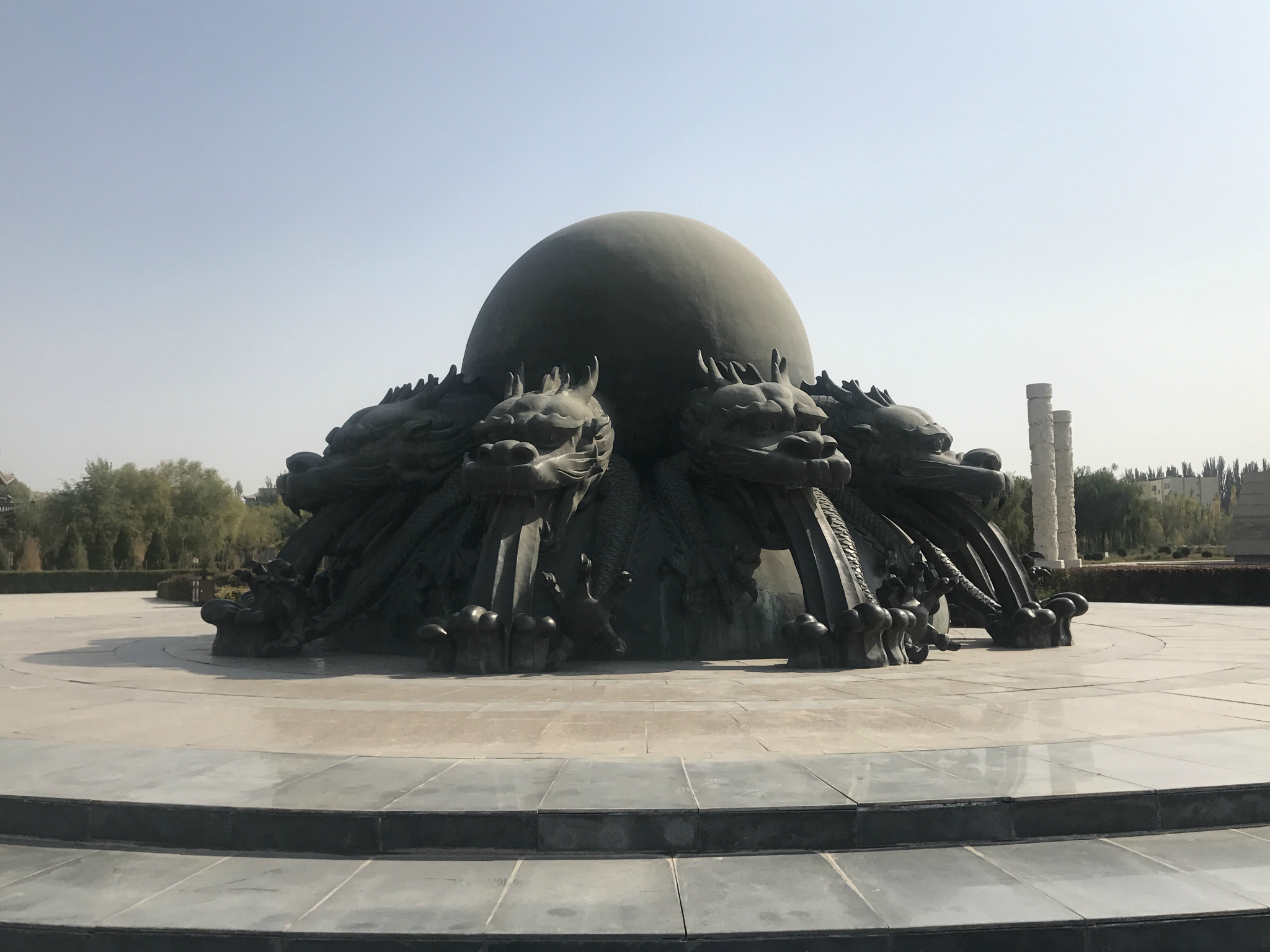 停车免费买了门票船票就进去了这只猫咪我想是饿坏