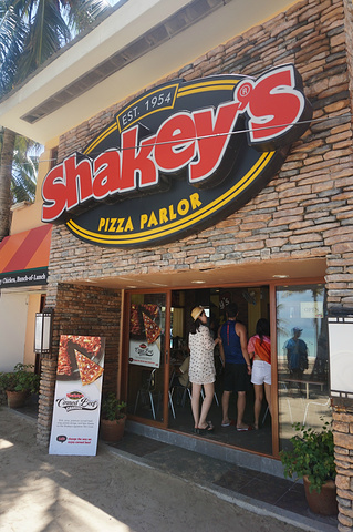 "牛肉披萨的口感并没有什么特别的， 我反倒是喜欢他们家的薯条_Shakey's Pizza"的评论图片