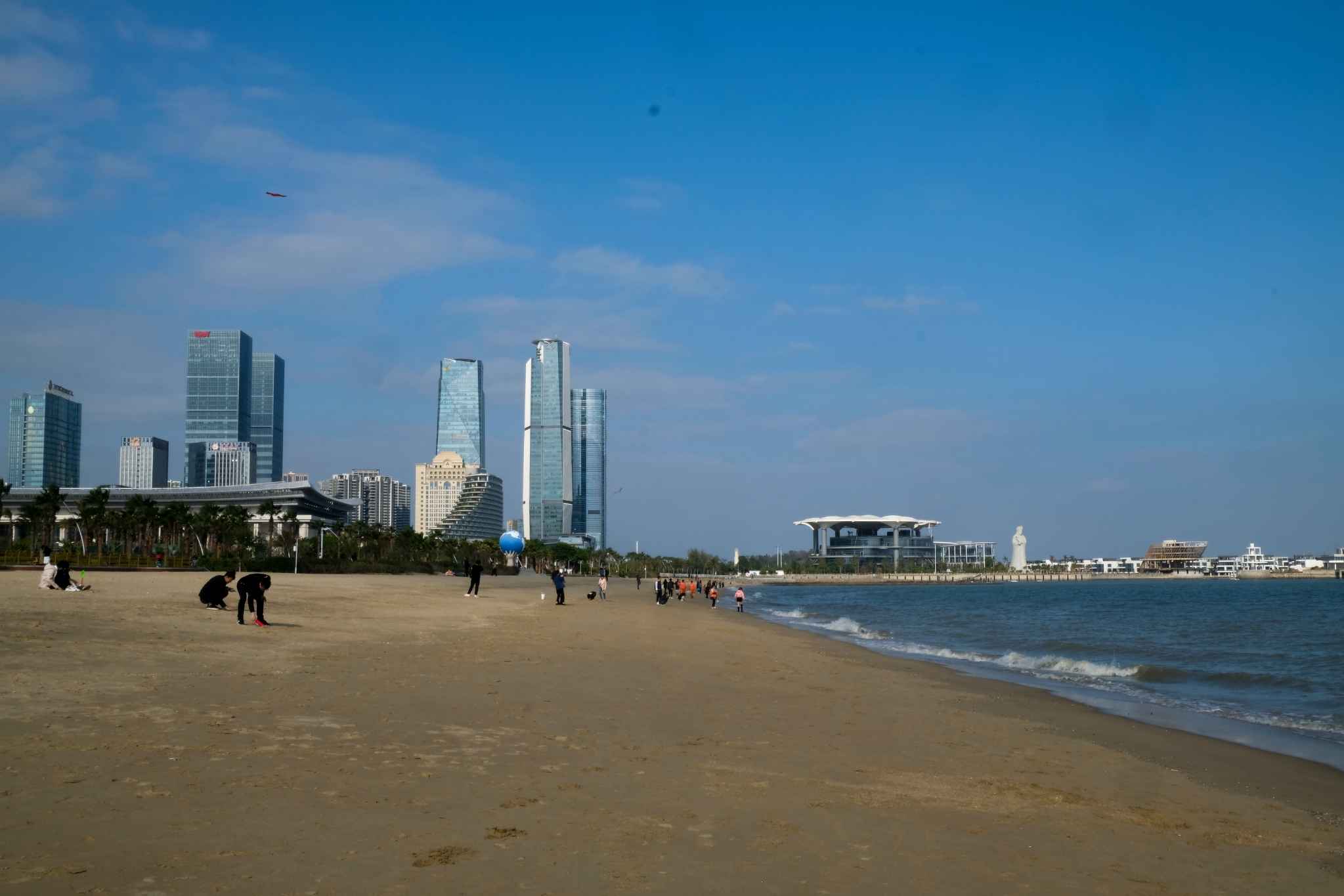 骑骑车沙滩上走走一边是美丽的海岸线一边是厦门最繁华的会展中心cbd