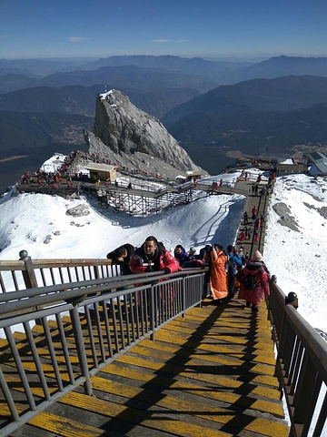 很多游客就是冲着大索道而去,因为它是唯一可以到达玉龙雪山顶峰的