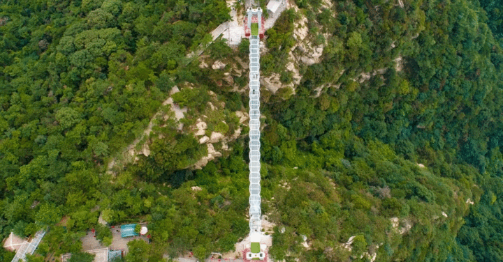 玻璃橋30元/人,走到最中間位置的時候,腿有點發抖_沂蒙山旅遊區龜蒙