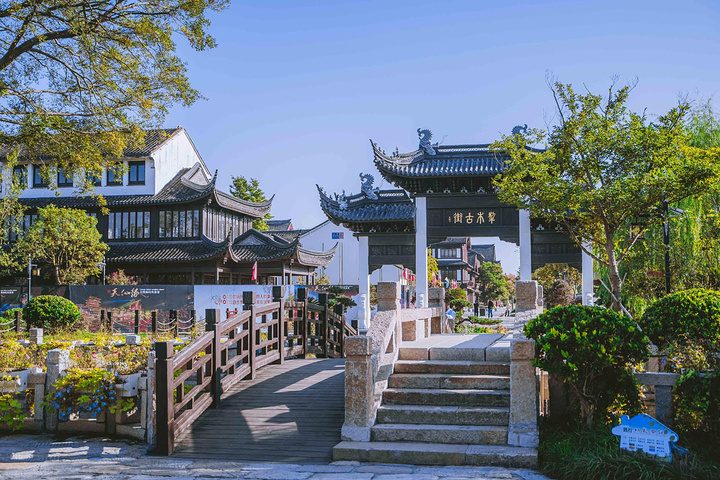 在西溪古镇游玩时 会看到这里最高的塔 那就是海春轩塔.