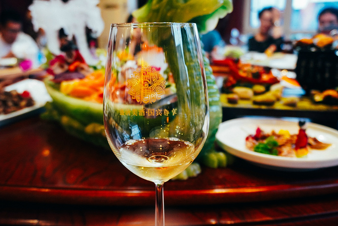 国宾酒庄顶级葡萄酒配上一桌的美味佳肴,一