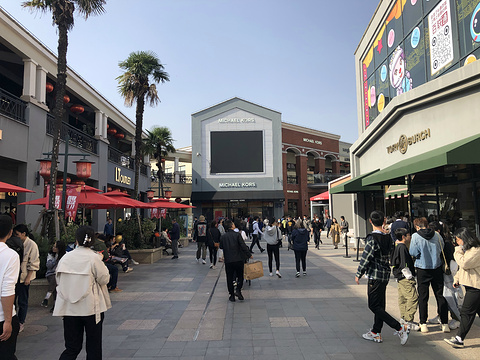 百联奥特莱斯广场-C2栋旅游景点图片