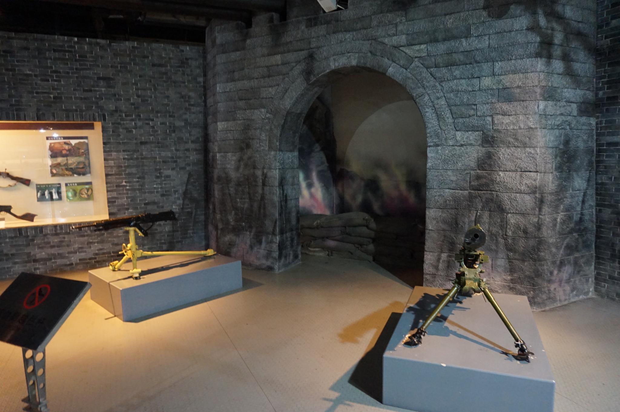 中国兵器博览馆位于上海东方绿舟的仿造航空母舰内这个展览馆还挺壮观