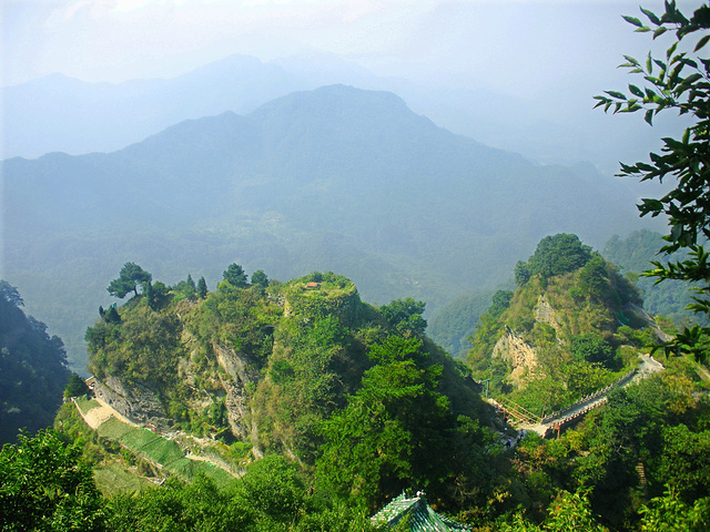武当山是武侠迷心目中的武林圣地更是道教名山宏大的古建筑群玄妙的内