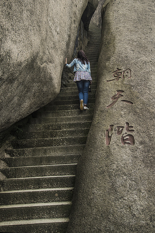 "峰腰时有烟云缭绕，峰顶时隐时现，宛若蓬莱仙境。伫立在神秘谷谷口的一石像，人们敬为“皖公神像”_天柱山"的评论图片