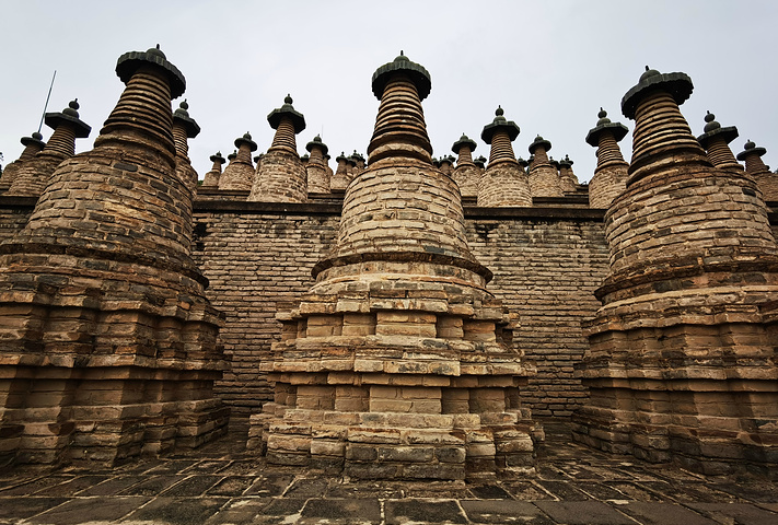 "一百零八塔是西夏时期一处规模较大的佛教遗址，是中国现存最大排列最整齐的喇嘛塔群之一。这个设计有特点_青铜峡旅游区"的评论图片