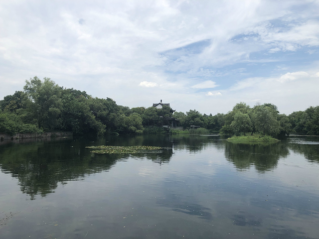 "洪园在杭州西溪湿地里面，这个园林的景色还挺不错的，门口就一个电瓶车车站，洪园内有一个湖泊、桥梁..._洪园"的评论图片