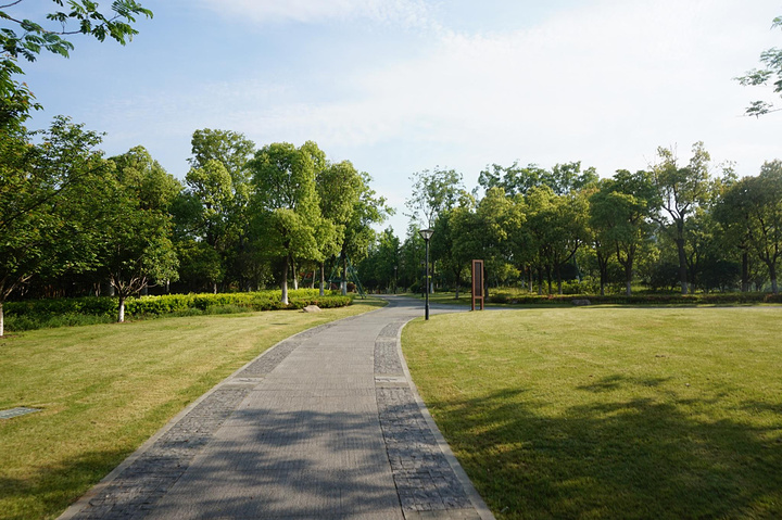 景色是很好的,就是公园周边没什么玩的东西,大部分来这里的人都是来早