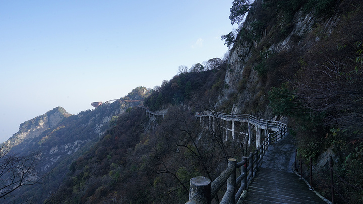 "少华山的山腰步道连着玻璃栈道整体来看非常像一条巨龙盘绕于山岭，很漂亮。人性化栈道，不都是玻璃的。蜿蜒_少华山玻璃栈道"的评论图片