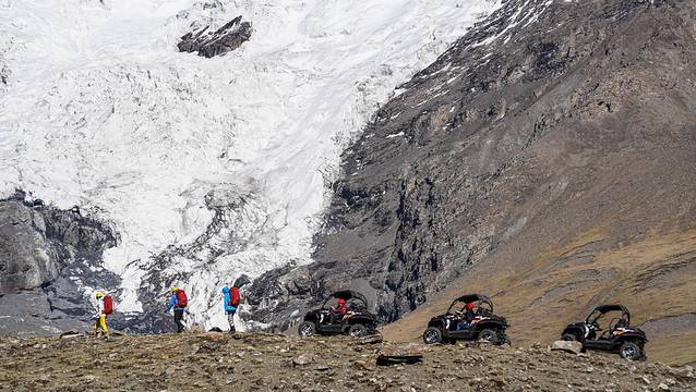 乃钦康桑雪山冰川旅游区