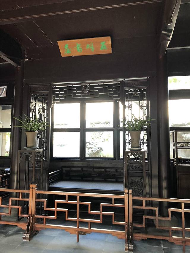 剔透，细腻入微，令人称绝。主厅“万卷堂”屋宇高敞，装饰雅致。撷秀楼