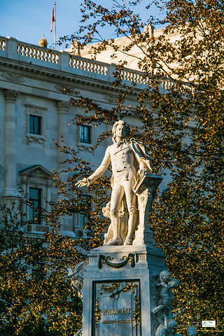 "沿着国家歌剧院来到城堡花园，秋色掩映下，一尊莫扎特的雕塑甚是醒目，这是整座城市对这位天才的尊崇和认可_城堡花园"的评论图片