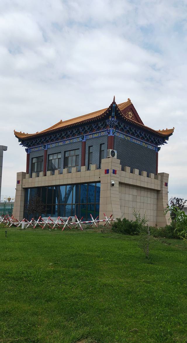 霍尔果斯国门景区