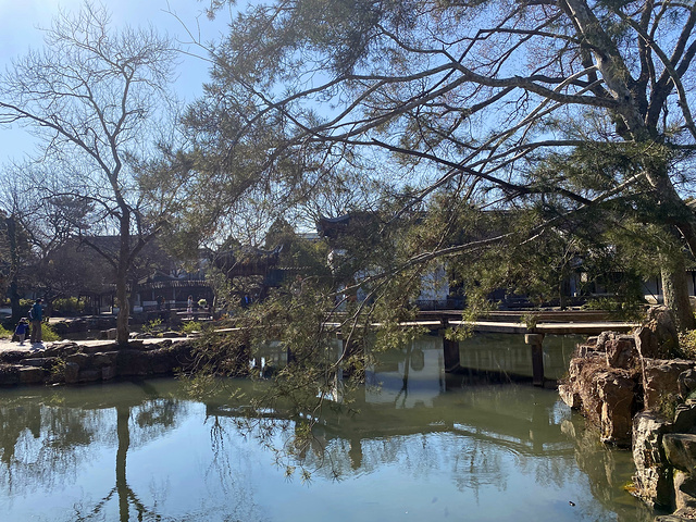 "此园以水为主，水面的占五分之三，建筑群多临水，保持了明代清逸古朴的造园风格，是我国江南园林的代表作品_拙政园"的评论图片
