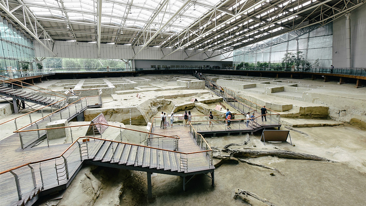 金沙遺址博物館分為遺蹟館遠古家園陳列館王都剪影陳列館天地不絕陳列