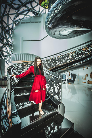 "走进酒店内就感觉到奢华高端感，大堂休息区内就是非常适合拍照的地方_多哈蒙德里安酒店(Mondrian Doha)"的评论图片