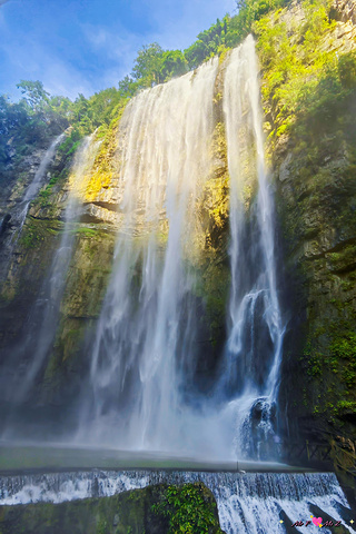 "景区以神奇的瀑布群落、瑰丽的峡谷风景和罕见的地质剖面著称，核心看点是高102米，宽80米的三峡..._三峡大瀑布"的评论图片