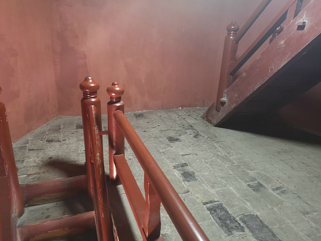 重建的天封塔是按地宫出土的南宋天封塔模型建造为仿古的完整六边形