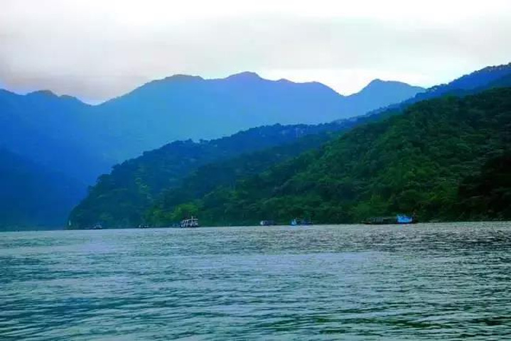 "前往飞霞山风景区，最好的方法就是游船+步行构成一幅一水远赴海，两山高入云的大自然美景出发吧朋友们_飞霞风景名胜区"的评论图片