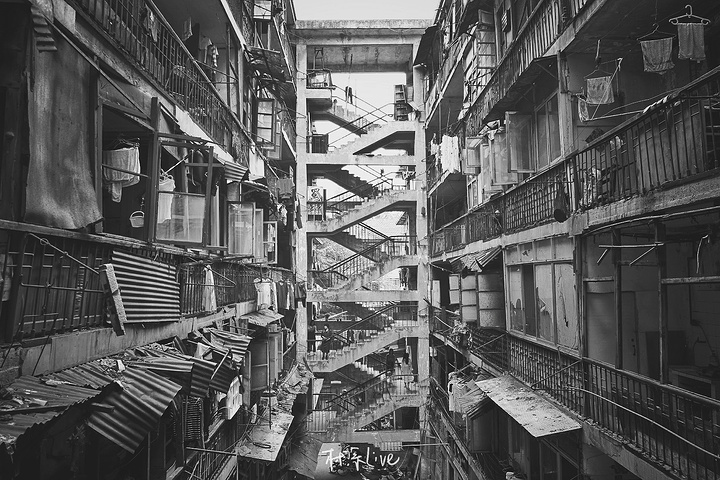 "这张图乍看特别像香港的怪兽大厦，杂乱的楼道，却有浓浓的港风气息。行走在鸳鸯楼是不是有种别样的感觉呢_鸳鸯楼"的评论图片