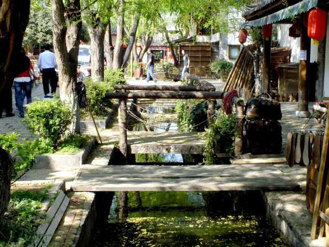 "束河本是个宁静的小村庄，距离丽江6公里，因村中一条青龙河蜿蜒如束带而得名_束河古镇"的评论图片