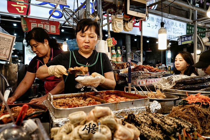 "市场内贩卖的物品种类五花八门，日用品、衣料、海鲜、果蔬，应有尽有，不过闻名于世的还是这里的传统小吃_广藏市场美食街"的评论图片