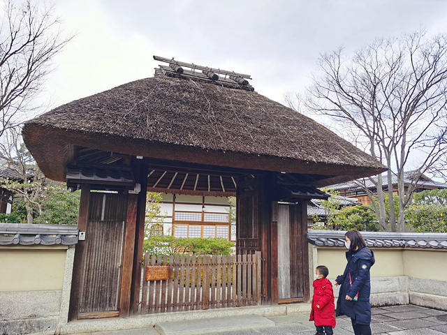 "走在曲径通幽的石板坡道上，一路连绵着保留了红壳格子和虫笼窗式的古老町家建筑，极具韵味_三年坂二年坂"的评论图片