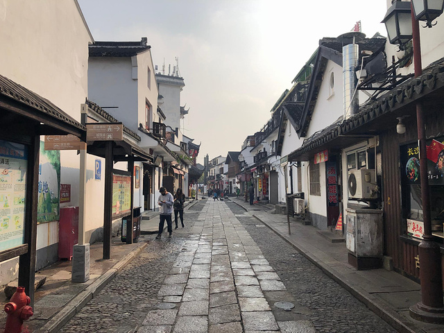 "朱家角古镇虽不是最有名的，但因属于上海，所以受到上海人的喜欢，古镇内有几个小景点，大清邮局、课..._朱家角古镇景区"的评论图片