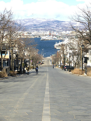 "八幡坂是日本北海道函馆的一天马路，因直通海边，而且是一个斜坡，成为了一个网红的打卡马路，在高处..._八幡坂"的评论图片