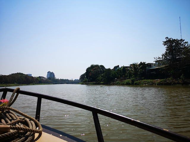 "...坐游船的点，留意很久了，逛了那么多天大家都很累了，感觉走不动了，在泰国的最后一天，就坐船游览吧_湄平河游船"的评论图片