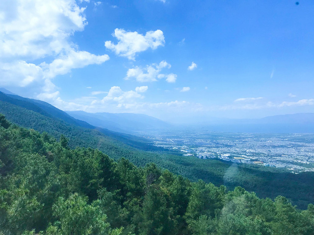 "苍山十九峰，巍峨雄壮，与秀丽的洱海风光形成强烈对比。苍山上还有一种让人惊叹的景色_苍山"的评论图片