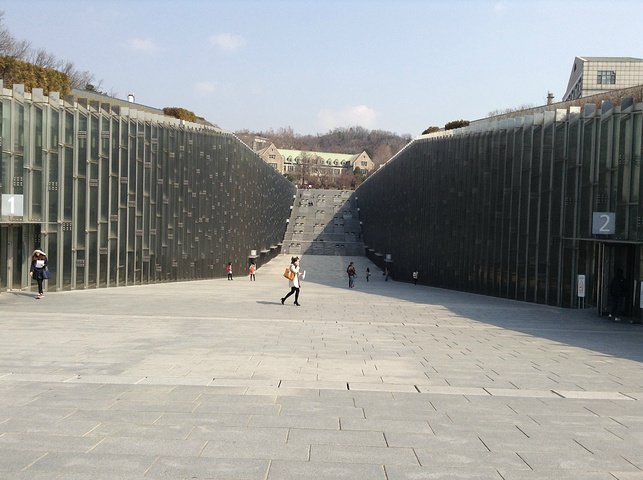 "梨花女子大学是韩国最有名的学府之一了，去首尔旅游如果有空余的时间可以去逛逛，在梨大周边可以看到..._梨花女子大学"的评论图片